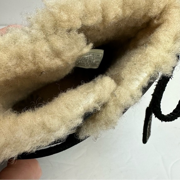 Ugg Caspia Leather Boots Women’s size 8 or EU 39 black sheepskin lined winter - Picture 10 of 11